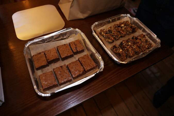 Kate a apporté des brownies au chocolat ainsi que des barres de granola faits maison aux bénévoles du centre culturel ukrainien de Londres.