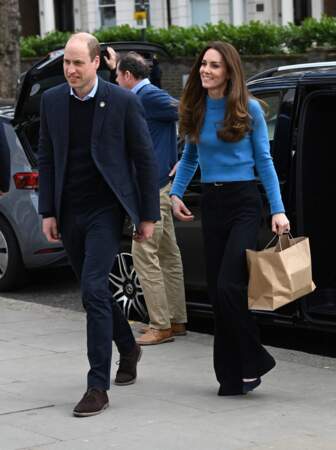 Élégante comme à son habitude,  Kate Middleton était parée d’un pull-over bleu en clin d’oeil au bleu du drapeau Ukrainien.