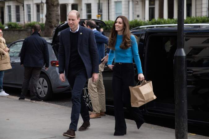 Connue pour son style classique habituel, Kate Middleton avait opté pour un pull en cachemire à 881,90 € Alexandre McQueen en clin d'oeil au bleu du drapeau ukrainien 
