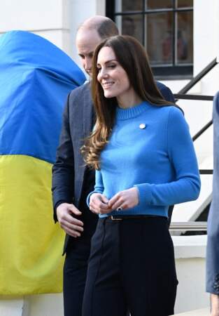  Kate Middleton a complété son look d'une paire de boucle d'oreille créole torsadée moyenne Spells of Love en or.
