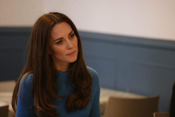 Kate Middleton assise au centre culturel ukrainien de Londres pour constater les efforts fournis pour aider les ukrainiens victimes de la guerre le 9 mars 2022.