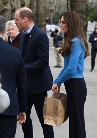 Kate Middleton tend un sac aux bénévoles du centre culturel ukrainien de Londres, le 9 mars 2022.