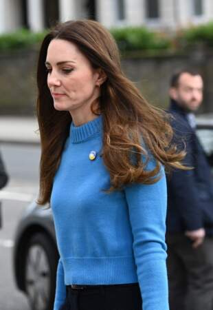 L’épouse du prince William à même rajouté un pin’s aux couleurs, jaune et bleu, de l’Ukraine, le 9 mars 2022. 