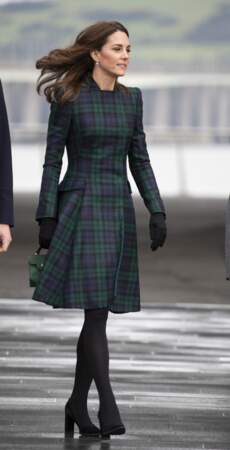 La robe manteau en tartan McQ d'Alexander McQueen, aperçue sur Kate Middleton, le 29 janvier 2019