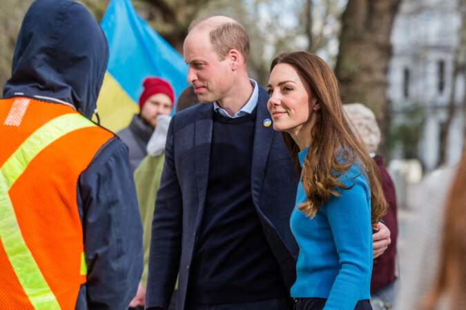 La duchesse, Kate Middleton l'a associé à un pantalon bleu marine de chez Jigsaw High Waisted Sport Luxe, le 9 mars 2022.