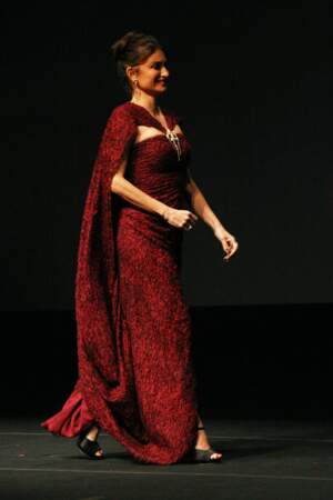 Penélope Cruz dans sa longue robe rouge scintillante au Festival International du Film de Santa Barbara, le 8 mars 2022.