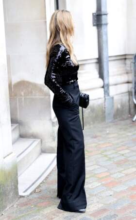 A 47 ans, Kate Moss affiche toujours une ligne superbe au défilé Burberry