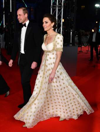 Kate Middleton reçycle une robe blanche et or Alexander McQueen déjà portée en 2012