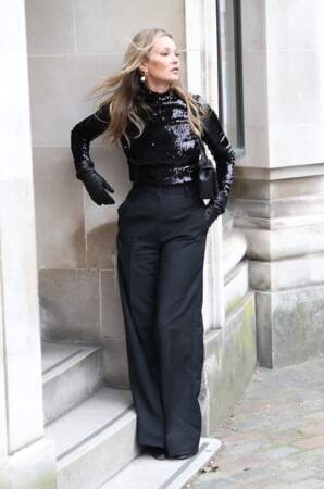 Kate Moss sait toujours aussi bien prendre la pose, à Londres, le 11 mars 2022.