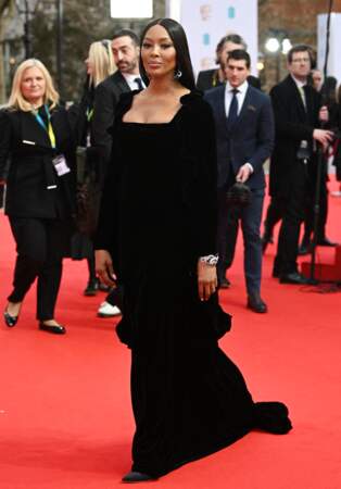 Naomi Campbell, toujours aussi sculpturale en robe longue noire Burberry et bijoux Fawaz Gruosi 