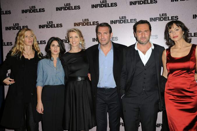 Alexandra Lamy et Gilles Lellouche, entourés de Jean Dujardin et de tout le casting des "Infidèles", à la première du film en février 2012 à Paris.