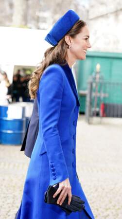 Kate Middleton a choisi une tenue d'un bleu symbolique évoquant l'Ukraine qui a fait sensation lors de la cérémonie du Commonwealth. 