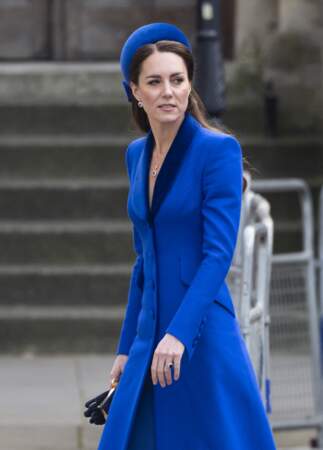 Le long manteau cintré de Kate Middleton est signé de l'une de ses créatrices favorites, Catherine Walker London. 