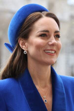 Kate Middleton, la maman de George, Charlotte et Louis a complété sa tenue avec une parure de saphirs et de diamants ayant appartenu à Lady Diana