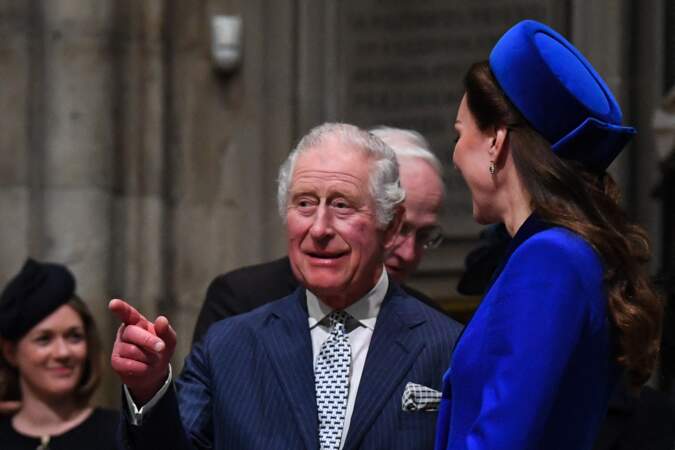 Les Cambridges ont retrouvé le prince Charles et Camilla à l'intérieur de l'abbaye. Ils se sont salués d'une bise avant de prendre part à la procession.