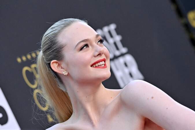 Sur cheveux blonds, Elle Fanning opte pour la queue de cheval mi-haute plaquée aux Critics Choice Awards à Los Angeles le 13 mars 2022.