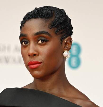 Lashana Lynch opte pour le total look tresses plaquées africaines lors de la cérémonie des BAFTA 2022 à Londres le 13 mars 2022.