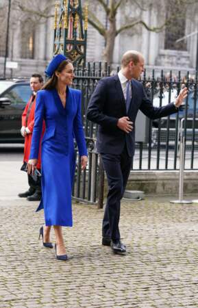Le duc et la duchesse de Cambridge saluant la foule quelques minutes avant d'entrer dans l'abbaye de Westminster lundi 14 mars. 