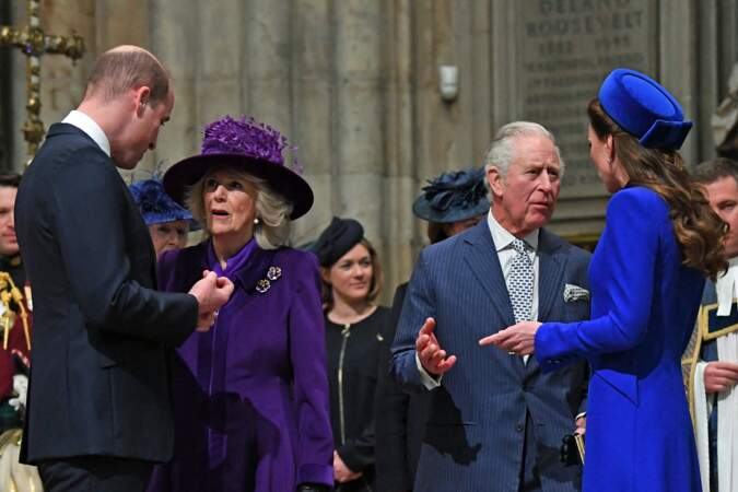 Le prince de Galles et son épouse ont assisté à la cérémonie du Commonwealth. Camilla Parker Bowles a misé sur le violet, teinte en hommage au Commonwealth 