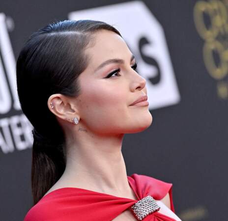 Selena Gomez choisit la queue de cheval basse façon plaquée à la 27ème édition des Critics Choice Awards à Los Angeles le 13 mars 2022.
