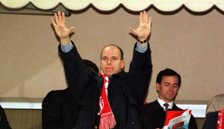 Albert de Monaco, en train de soutenir son équipe de football, comme toujours, en 1997