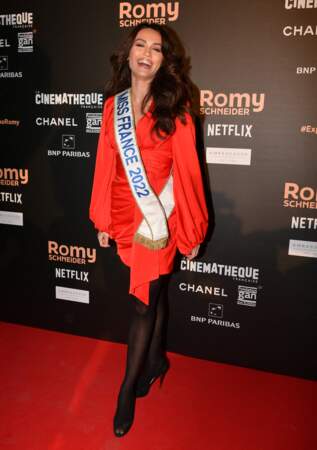Diane Leyre (Miss France 2022) au vernissage de l'exposition Romy Schneider à  La Cinemathèque à Paris le 14 mars 2022. Miss France 2022 était dans une robe orange flashy pour l'évènement.