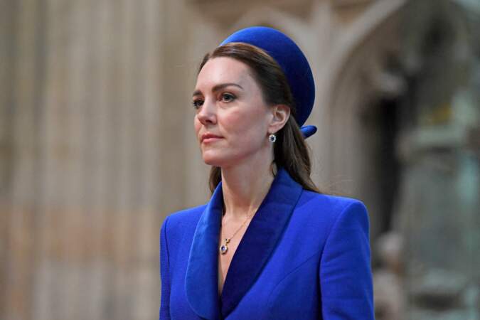 Identique à la couleur de son pardessus royal, Kate Middleton a misé sur un couvre-chef d'un bleu identique au drapeau de l'Ukraine de la marque britannique Lock&Co. 
