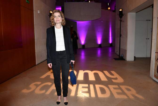 Sarah Biasini au vernissage de l'exposition Romy Schneider à  La Cinemathèque à Paris le 14 mars 2022. Elle mise pour le sac 2.55 de chez Chanel en cuir. 