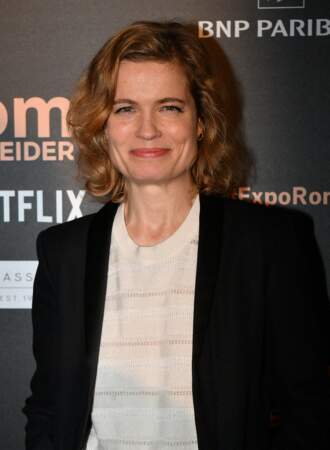 Sarah Biasini, la fille de Romy Schneider, au vernissage de l'exposition Romy Schneider à La Cinémathèque à Paris, le 14 mars 2022. Elle était habillée d'une blouse blanche transparente. 