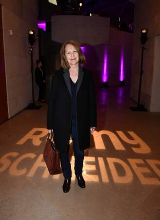 Nathalie Baye au vernissage de l'exposition Romy Schneider à  La Cinemathèque à Paris le 14 mars 2022. Elle opte pour l'iconique sac Timeless 2.55 de couleur bleu marine en cuir.