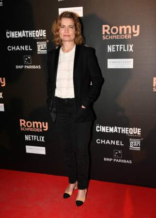 Sarah Biasini au vernissage de l'exposition Romy Schneider à La Cinemathèque à Paris le 14 mars 2022. Elle adopte les iconiques souliers bicolores de la Maison Chanel. 