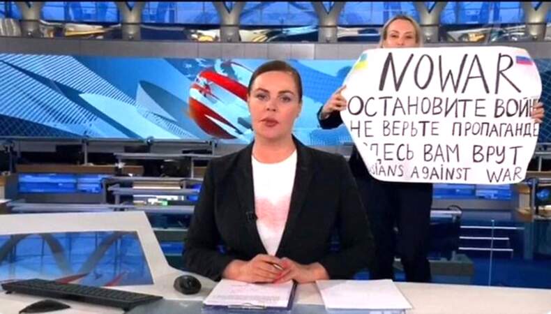 Après avoir défié Vladimir Poutine en direct à la télévision, Marina Ovsiannikova est libérée, le mardi 15 mars 2022.