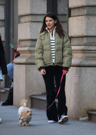 Suri Cruise balade son chien à New York avec une amie le 14 mars 2022.