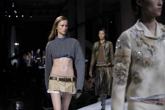 C'est le look emblématique de la collection Miu Miu printemps-été 2022: micro jupe et micro pull, porté par le top hollandais Rianne Van Rompaey