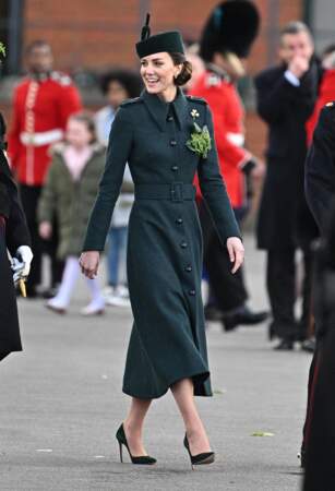 Pour la St-Patrick, Kate Middleton porte une broche en trèfle verte comme le veut la tradition aux Irish Guards, le 17 mars 2022. 