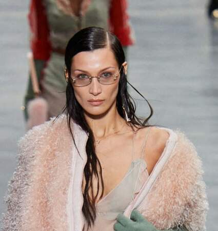 Bella Hadid cheveux au vent, 'effet mouillé au défilé Fendi "Collection Prêt-à-Porter Automne-Hiver 2022/2023" lors de la Fashion Week de Milan (MLFW) le 23 février 2022.