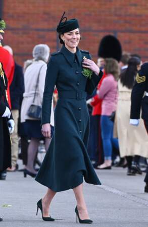 Chic dans une magnifique robe signée Laura Green London d'une valeur de 3 200 £, à l'occasion de la parade de la Saint Patrick à Aldershot, le 17 mars 2022.  -