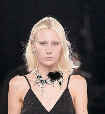 Coté sourcils c'est d'une manière évanescente qu'ils ont fait sensation : l’effet bleached au défilé automne-hiver 2022/2023 Givenchy lors de la fashion week de Paris. 