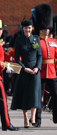 Kate Middleton visite le 1er bataillon d'Irish Guards à l'occasion de la parade de la Saint Patrick à Aldershot, le 17 mars 2022. 