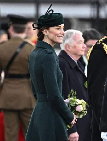 Rayonnante, Kate Middleton visite le 1er bataillon d'Irish Guards à l'occasion de la parade de la Saint Patrick à Aldershot, le 17 mars 2022.