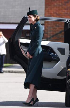 Kate Middleton est chic dans une robe verte cintrée  à l'occasion de la parade de la Saint Patrick à Aldershot, le 17 mars 2022.