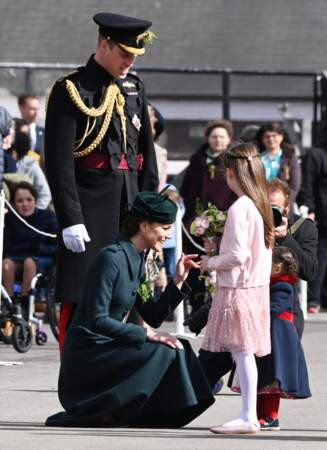 Le prince William et Kate William attendris par deux petites filles de la Saint Patrick à Aldershot, le 17 mars 2022. de la Saint Patrick à Aldershot, le 17 mars 2022. 