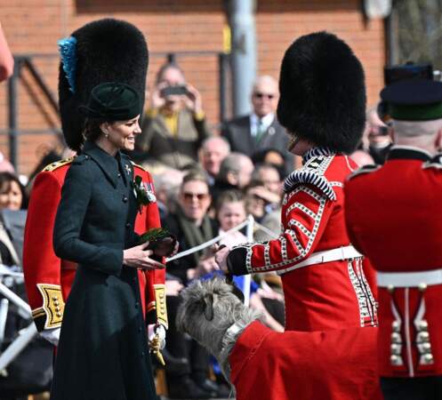 Kate Middleton a ensuite présenté les branches traditionnelles de trèfle aux officiers et aux gardes qui, à leur tour, les émettront le long des rangs. Le 17 mars 2022