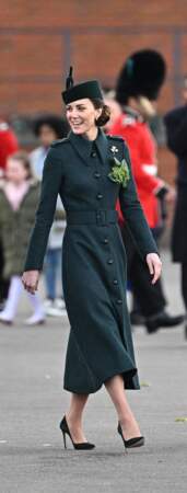 Faite sur-mesure, la robe portée par Kate Middleton est décrite comme étant une « pièce distinguée coupée en laine militaire verte de chasse mouchetée » à l'occasion de la parade de la Saint Patrick à Aldershot, le 17 mars 2022. 