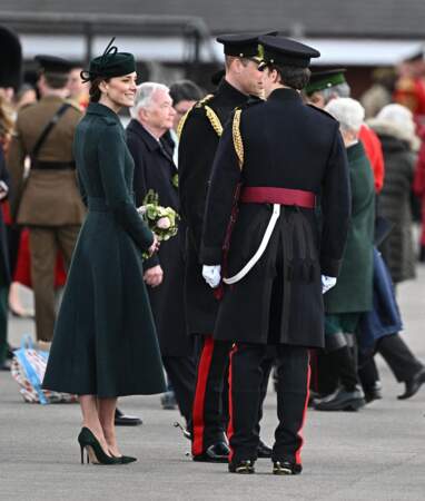 Kate Middleton porte des accessoires en émeraude lors de sa visite aux Irish Guards à l'occasion de la parade de la Saint Patrick à Aldershot, le 17 mars 2022. 