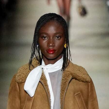 Bouche rouge vive matte au défilé de prêt à porter automne hiver 2022/2023 Miu Miu lors de la Fashion Week à Paris. Le 8 mars 2022. 