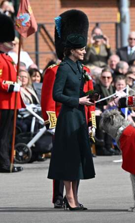 Kate Middleton porte le bonnet à poil souvent porté comme une partie d'un uniforme militaire de cérémonie à l'occasion de la parade de la Saint Patrick à Aldershot, le 17 mars 2022.  
