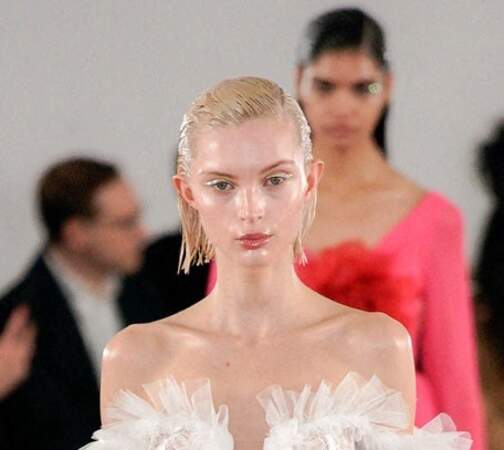 Rouge à lèvres corail au défilé de prêt à porter automne hiver 2022 Giambattista Valli lors de la Fashion Week à Paris, le 7 mars 2022. 