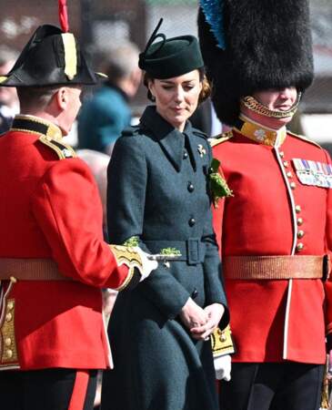 Kate Middleton est coiffée d'un chignon bas lors de sa visite aux Irish Guards à l'occasion de la parade de la Saint Patrick à Aldershot, le 17 mars 2022. 
