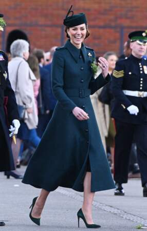 Kate Middleton est habillée d'une sublime robe couleur vert canard  à l'occasion de la parade de la Saint Patrick à Aldershot, le 17 mars 2022. 